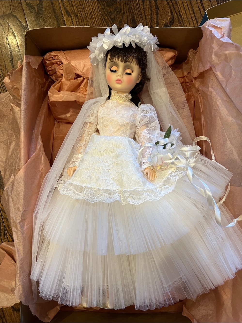 Madame Alexander Elise 1685 Classic White Bridal Doll in Lace Gown